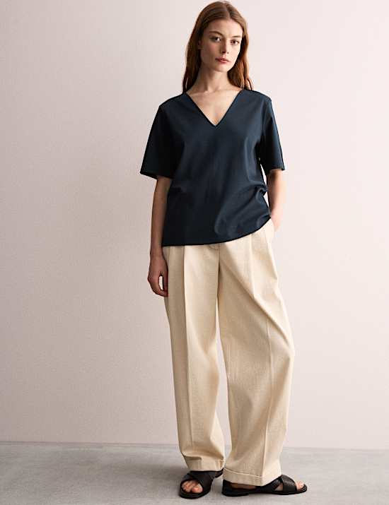 T-shirt boxy à col en V en coton mercerisé