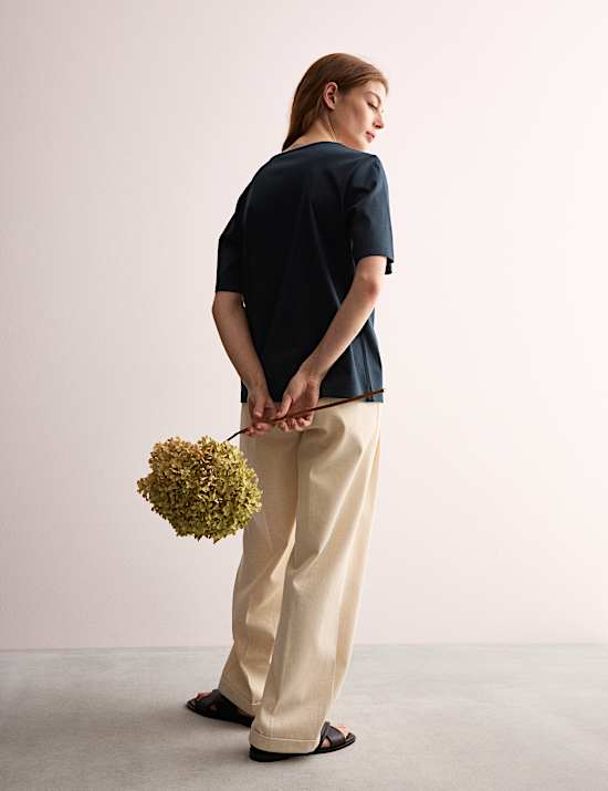 T-shirt boxy à col en V en coton mercerisé