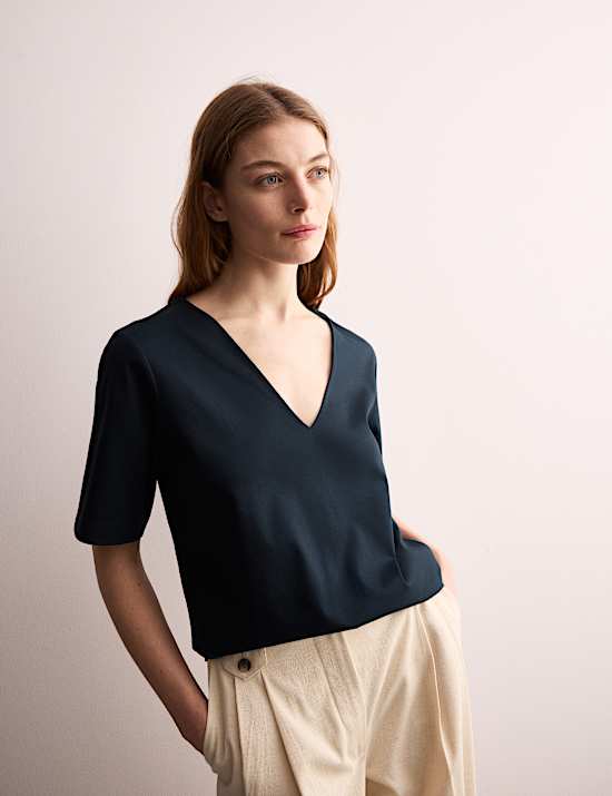 T-shirt boxy à col en V en coton mercerisé