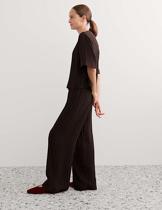 Pantalon textur&eacute; coupe large &agrave; rayures