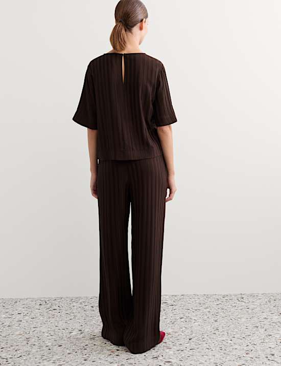 Pantalon textur&eacute; coupe large &agrave; rayures