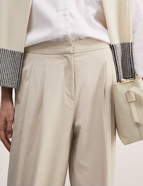Katoenrijke chino met wijde pijpen en geplooide voorzijde