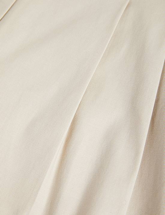 Katoenrijke chino met wijde pijpen en geplooide voorzijde