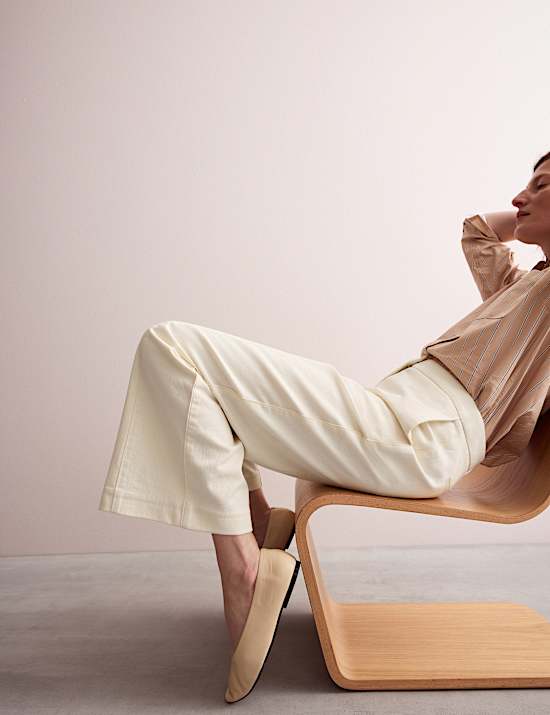 Pantalon &eacute;l&eacute;gant en denim nervur&eacute; &agrave; jambe droite