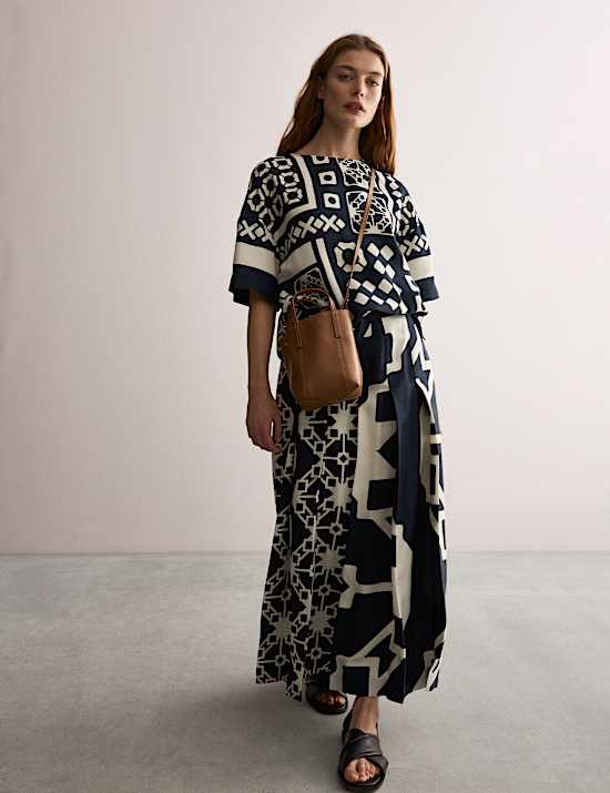 Broekrok van keperstof met wijde pijpen, plooien en print