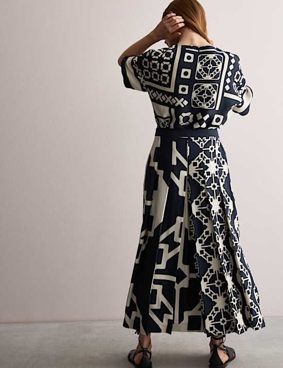 Broekrok van keperstof met wijde pijpen, plooien en print