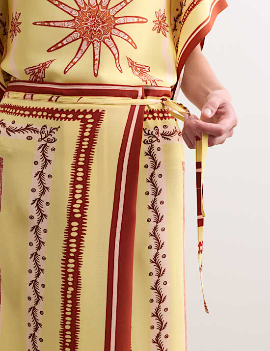 Sp&oacute;dnica kopertowa midi z apaszkowym nadrukiem 100% jedwabiu