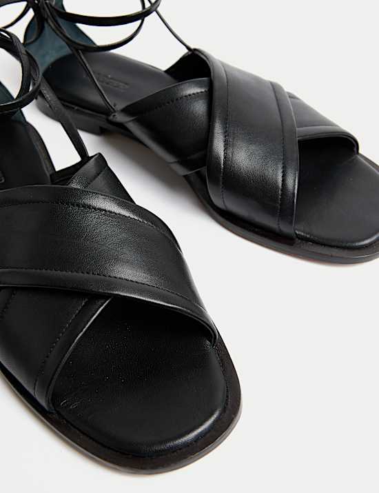 Sandales plates en cuir à brides croisées