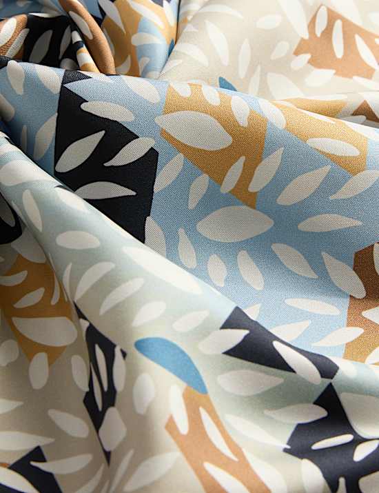 Fular 100% seda con estampado de hojas