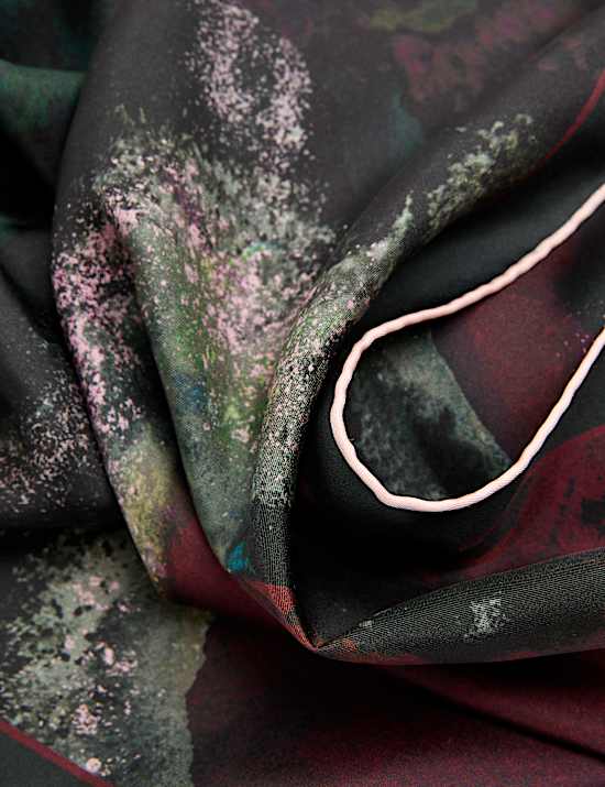 Foulard imprimé 100 % soie roulé à la main