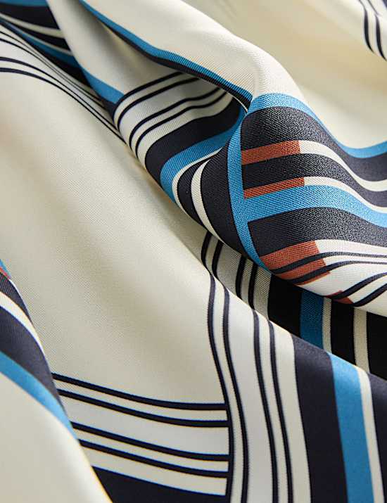 Foulard 100 % soie &agrave; motif g&eacute;om&eacute;trique