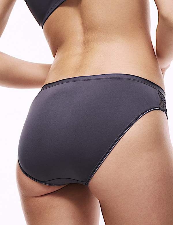 Soutien-gorge Amelia sans armature orné de dentelle, bonnets emboîtants A à E - CH