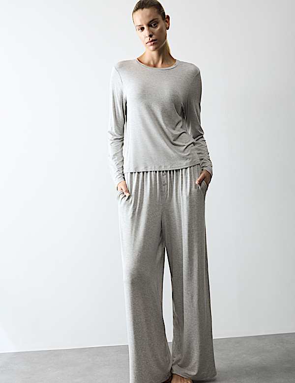 Set aus Langarm-Schlafanzugoberteil und -hose mit hohem Modalanteil