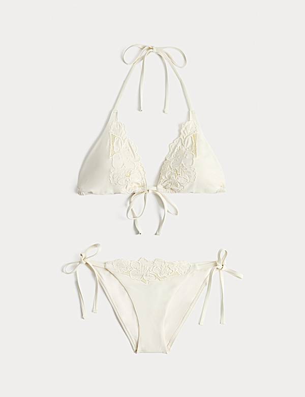 Dvoud&iacute;ln&eacute; plavky s květinov&yacute;m motivem a s podprsenkou s troj&uacute;heln&iacute;kov&yacute;mi ko&scaron;&iacute;čky - CZ