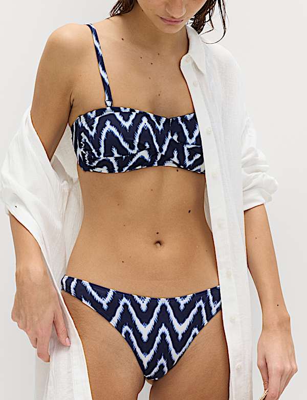 Bandeaubikini-set met vulling, gedraaide voorkant en print - BE
