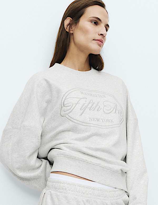 Set met zachte katoenrijke sweater met borduurwerk en broek - NL