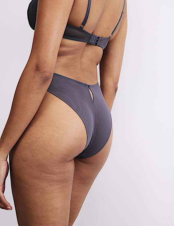 סט חזיית Lisianthus עם מחשוף עמוק, רקמה וברזלים במידות A-E - IL