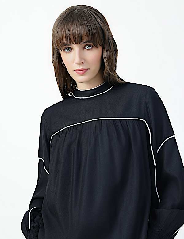 MOCK NECK CONTRAST TIP BLOUSE