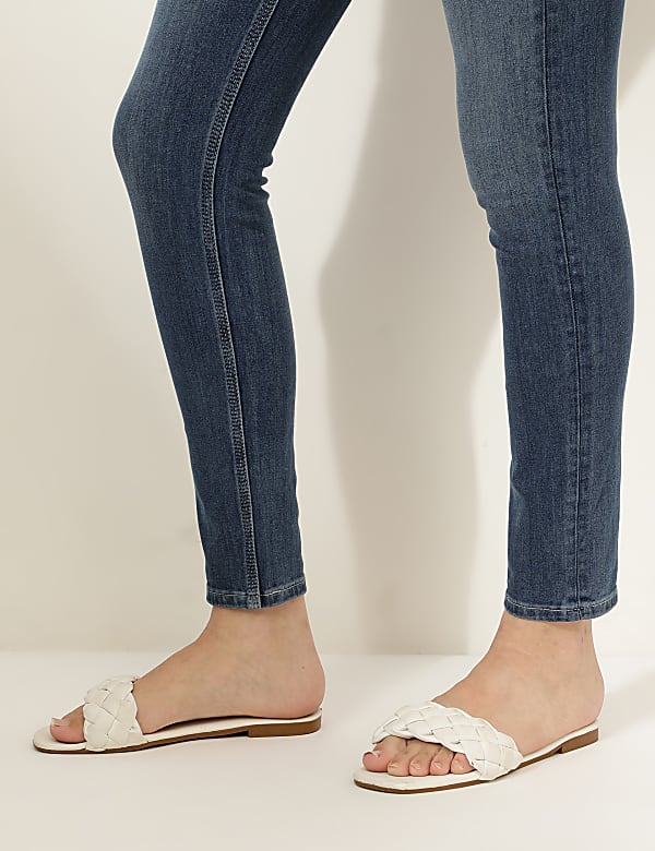 Solid Skinny Fit Jeans