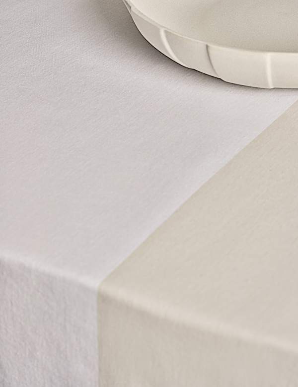 Gewebtes Tischtuch mit Banddetail - AT