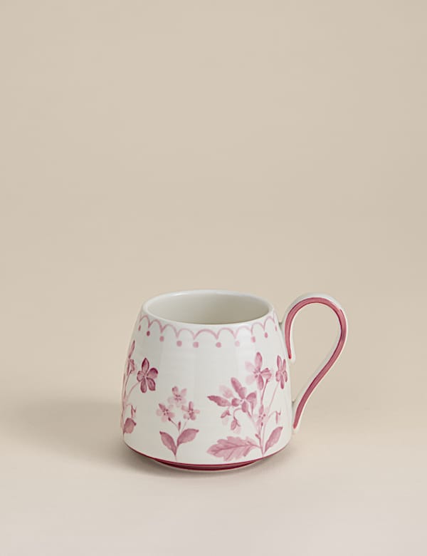 Schmal zulaufende Tasse mit Blumenmuster