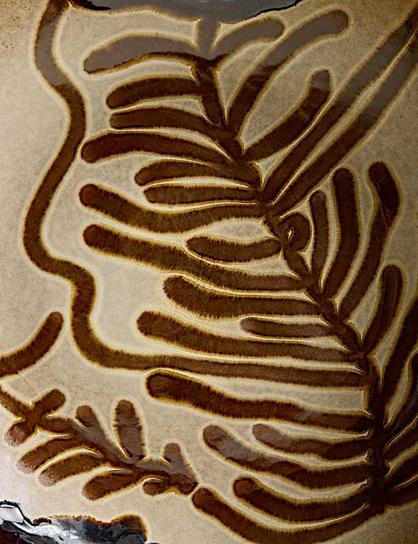 Grote beschilderde serveerschaal van aardewerk - BE