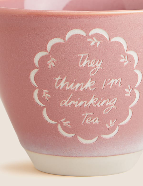Mok met opschrift 'They Think I'm Drinking Tea' - BE