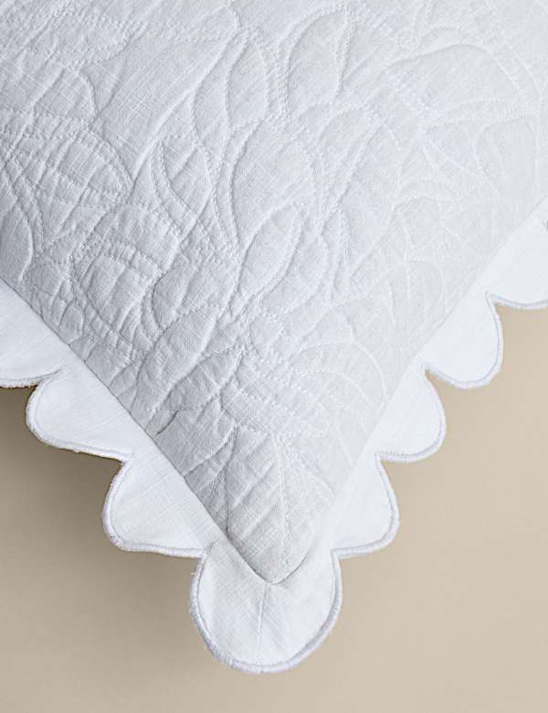 Čtvercov&yacute; potah na pol&scaron;t&aacute;ř z čist&eacute; bavlny s květinov&yacute;m vzorem a vroubkovan&yacute;m lemem - CZ