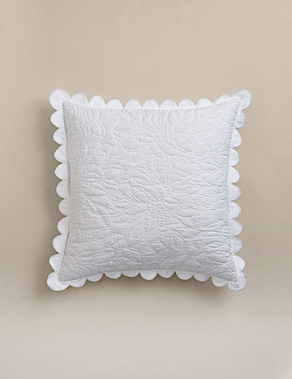 Čtvercov&yacute; potah na pol&scaron;t&aacute;ř z čist&eacute; bavlny s květinov&yacute;m vzorem a vroubkovan&yacute;m lemem - CZ