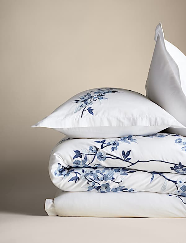 Parure de lit brod&eacute;e &agrave; motif fleurs de cerisier - CA