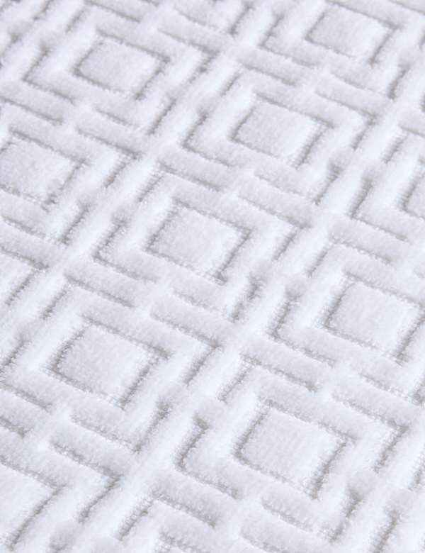 Alfombrilla para ba&ntilde;o en terciopelo 100% algod&oacute;n con dise&ntilde;o geom&eacute;trico - US