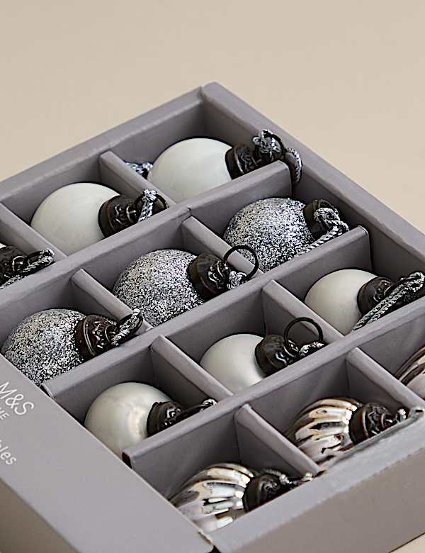 &Alpha;&sigma;&eta;&mu;ί &gamma;&upsilon;ά&lambda;&iota;&nu;&epsilon;&sigmaf; &mu;ί&nu;&iota; &mu;&pi;ά&lambda;&epsilon;&sigmaf;, &sigma;&epsilon;&tau; &tau;&omega;&nu; 12 - GR