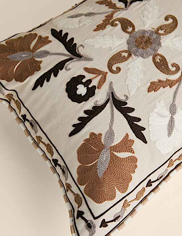 Coussin 100 % coton brod&eacute; fleuri - LU