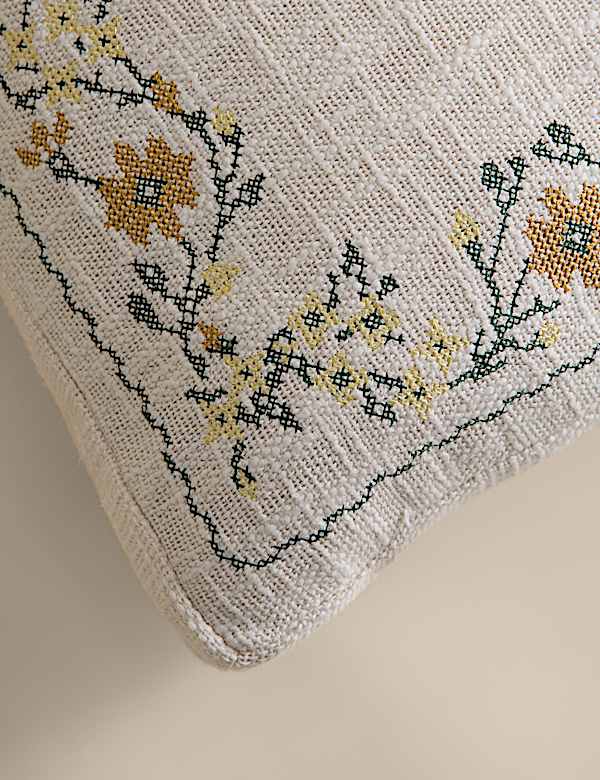 Coussin 100 % coton fleuri &agrave; d&eacute;tail surpiq&ucirc;re - FR