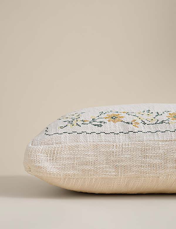 Coussin 100 % coton fleuri &agrave; d&eacute;tail surpiq&ucirc;re - FR