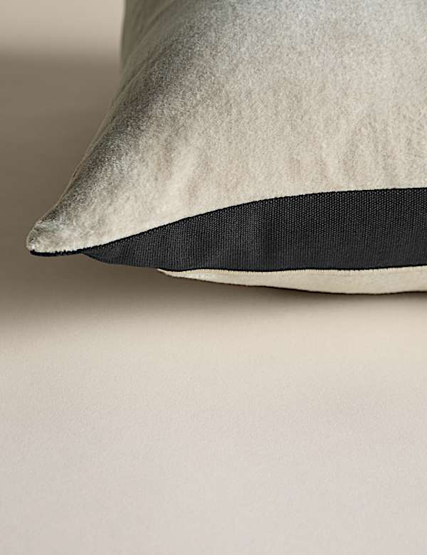 Coussin carré à motif appliqué - FR