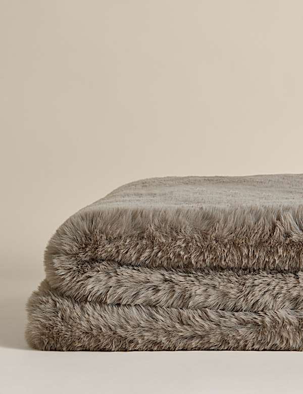 Kelly Hoppen Faux Fur Throw - IL