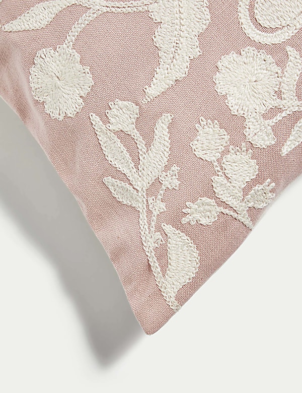 Κεντητό φλοράλ μαξιλάρι-καραμέλα από σύμμεικτο λινό - GR