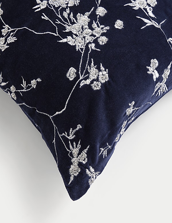 Βελούδινο μαξιλάρι με κέντημα και άνθη κερασιάς - GR