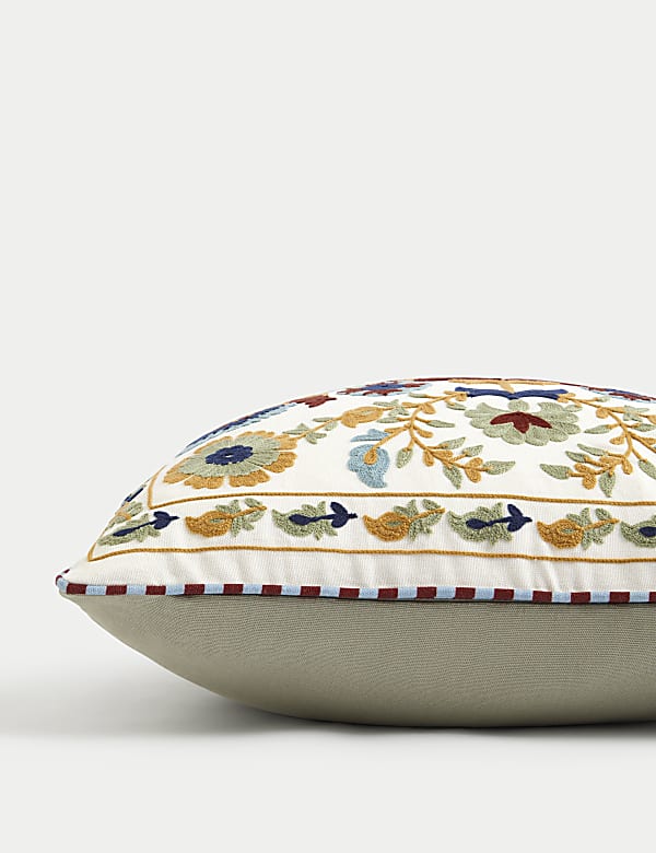 Kissen aus reiner Baumwolle mit Blumenstickerei - DE