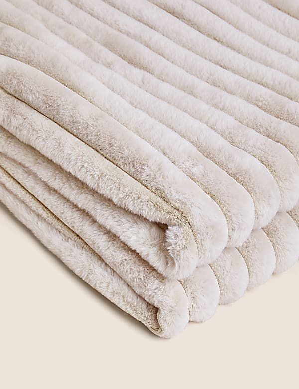 Faux Fur Ribbed Throw - ES