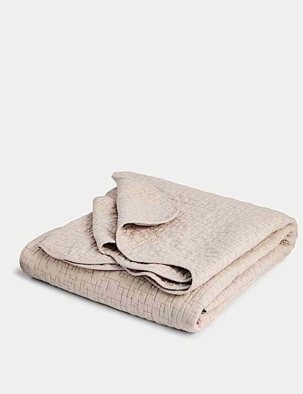 Quilted Scallop Bedspread - VN