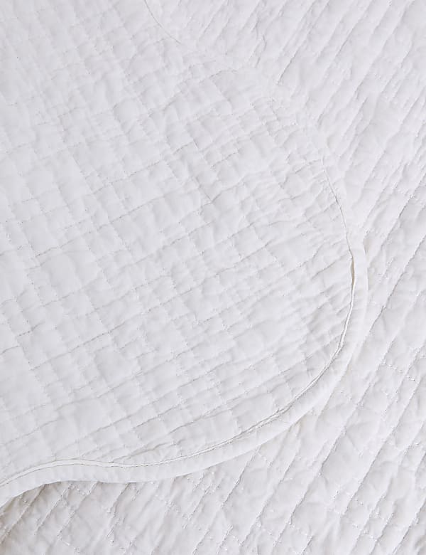 Quilted Scallop Bedspread - JE