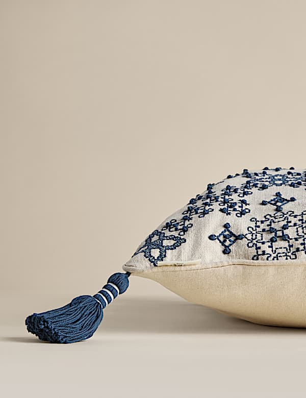 כרית רקומה עם גדילים מכותנה טהורה - IL