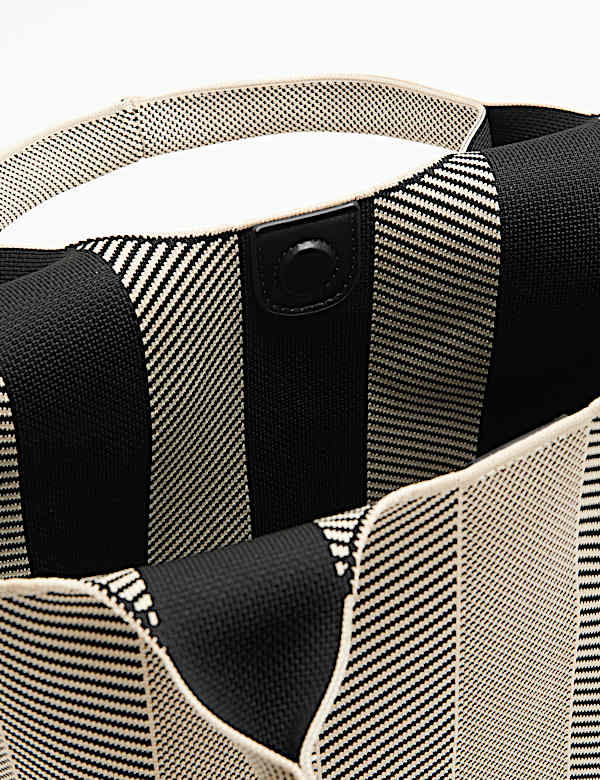 Flyknit Striped Top Handle Grab Bag - GR