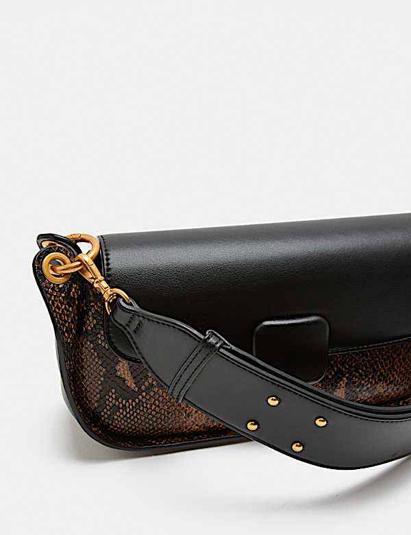 Bandolera de bloques de color con estampado de serpiente - US