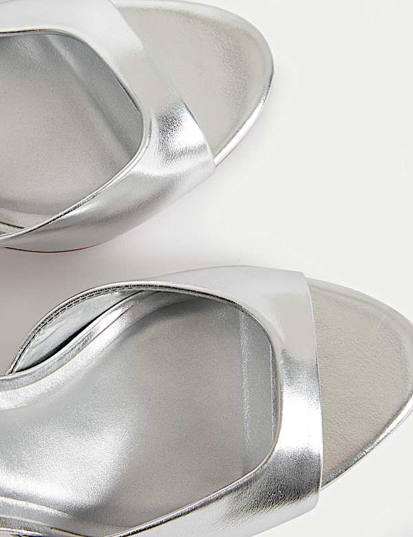 Lakleren metallic naaldhak met gesp en enkelbandje - NL