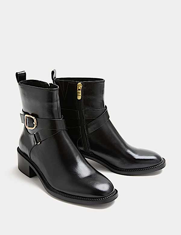 Stiefelette mit Blockabsatz, Schnalle und weiter Fußbreite - AT
