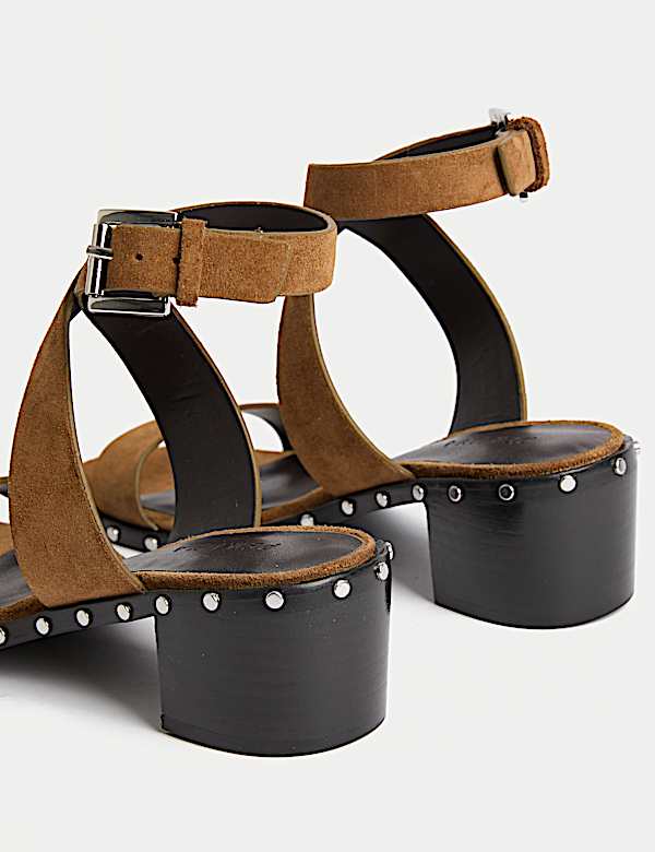 Wildledersandalen mit Kn&ouml;chelriemen, Blockabsatz und Nietendetail - AT