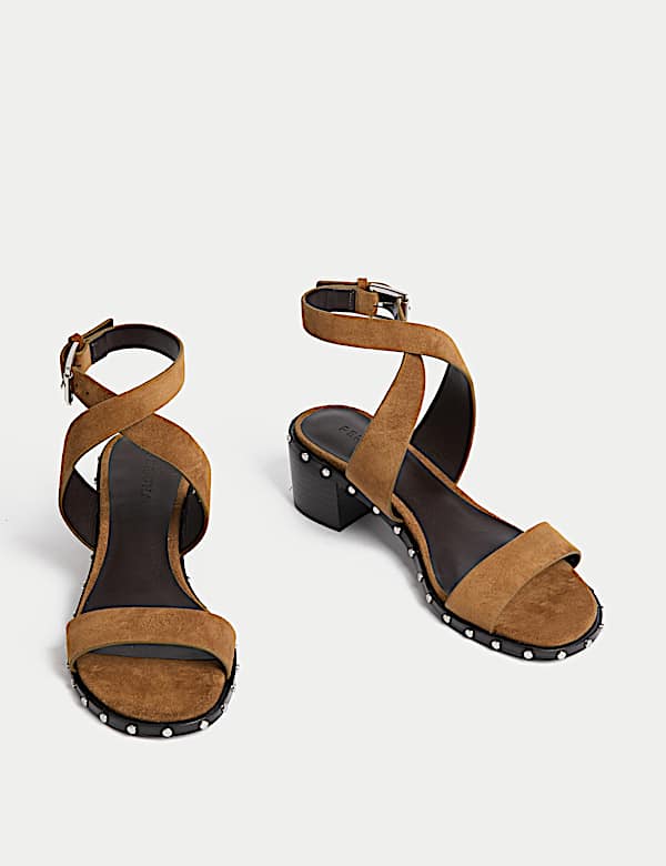 Wildledersandalen mit Kn&ouml;chelriemen, Blockabsatz und Nietendetail - AT